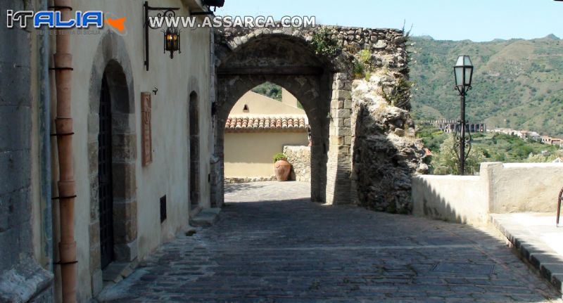 Savoca - porta della città (XII secolo)*