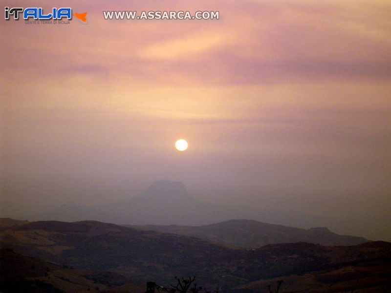 Il tramontar del sole su Rocca Busambra