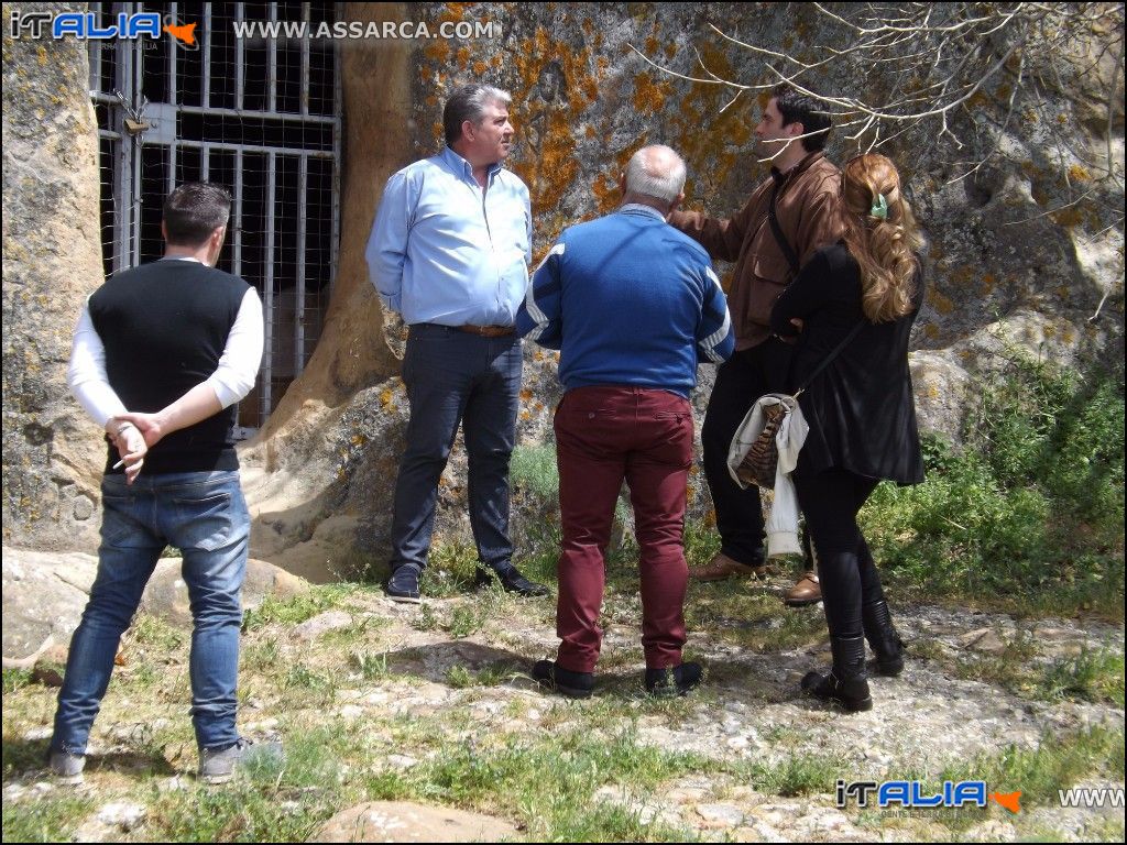 Turisti alle Tholos della Gurfa