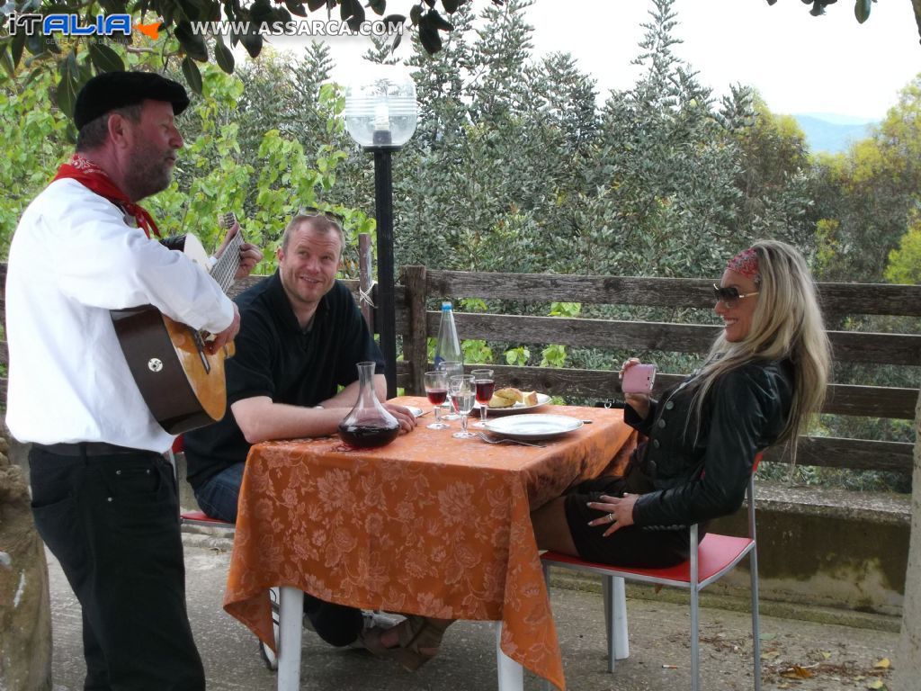 turisti svedesi con un cantastorie siciliano