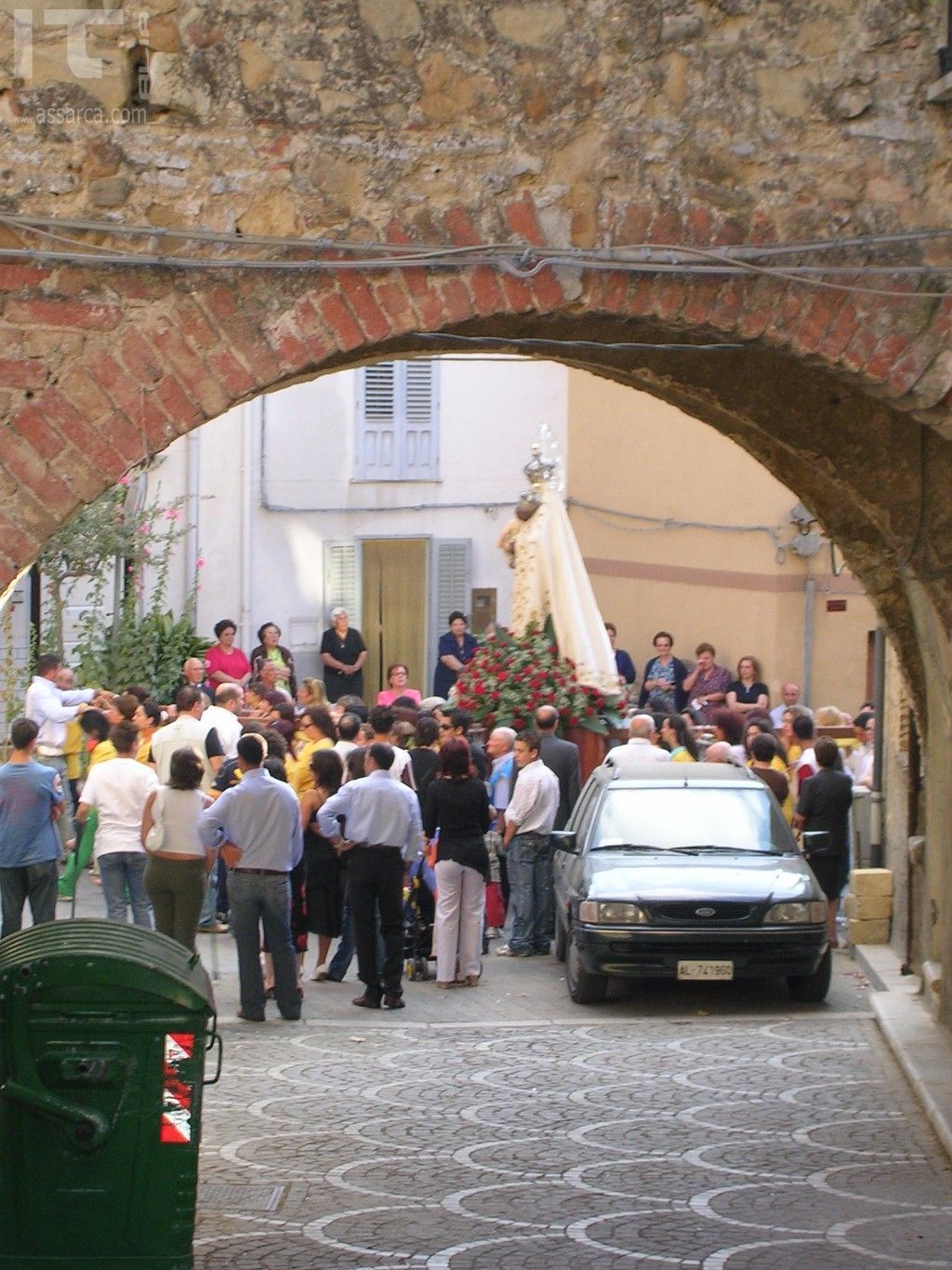 Passaggio sotto gli archi della processione della Madonna delle Grazie.Alia 2008