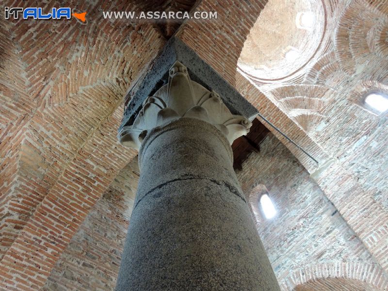 Particolare colonna della chiesa dei Santi Pietro e Paolo*