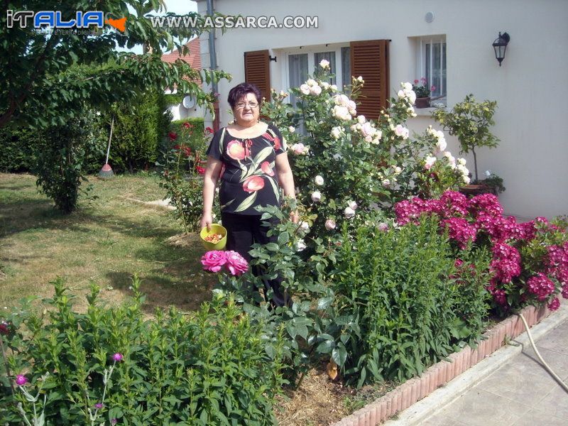 Anna nel suo giardino