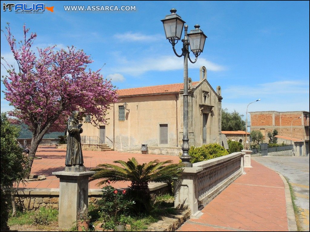 piazzetta Chiesa delle logge*