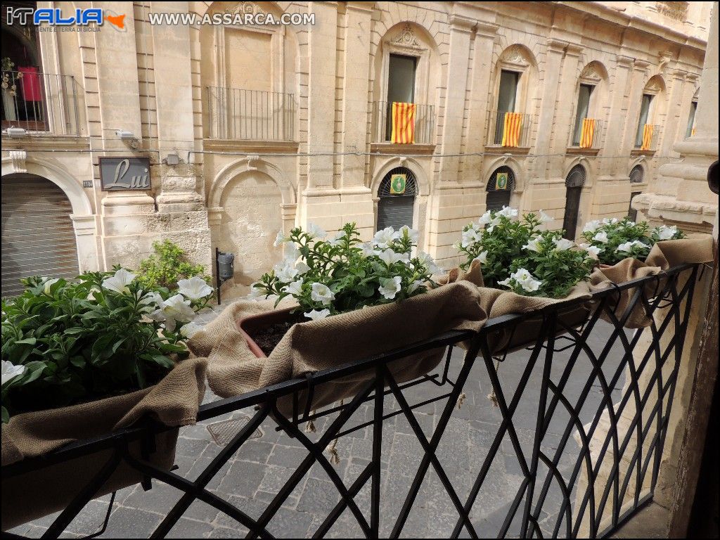 Affacciarsi sul corso Vittorio Emanuele*