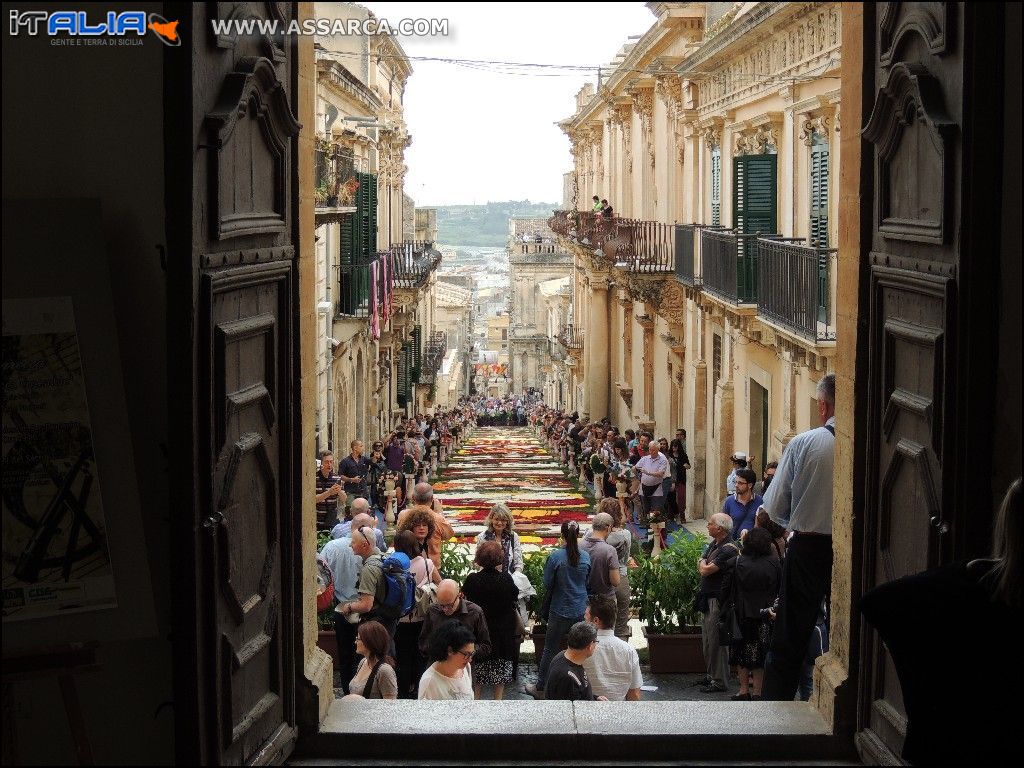 L`infiorata in via Nicolaci*