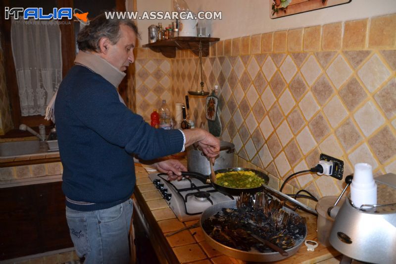 Salvatore alle prese con la frittata di asparagi