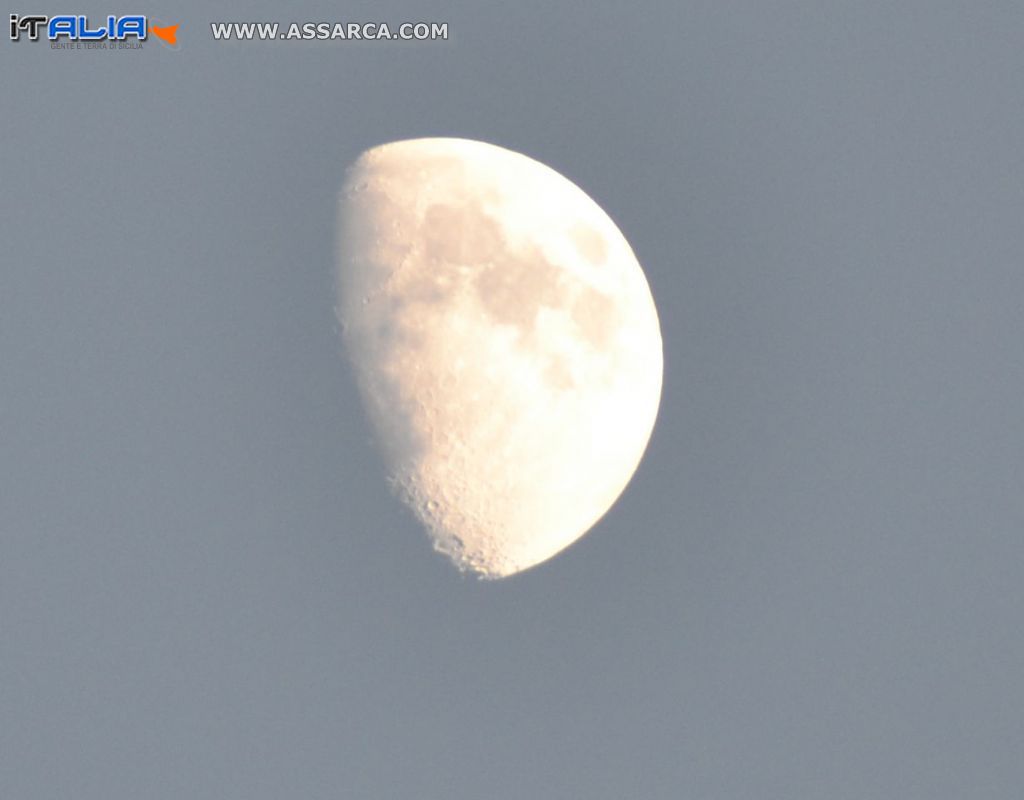 La luna alle 18:30 del 13-10-2013