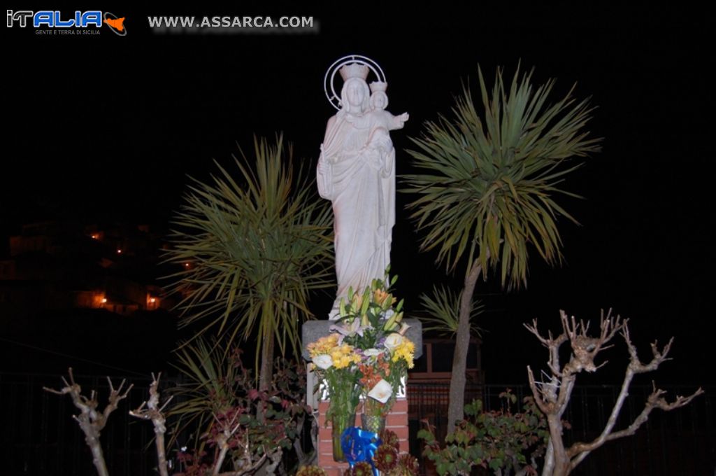 Statua Madonna in piazza Santa Croce