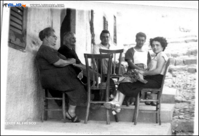 Seduti al fresco in Via Gagini