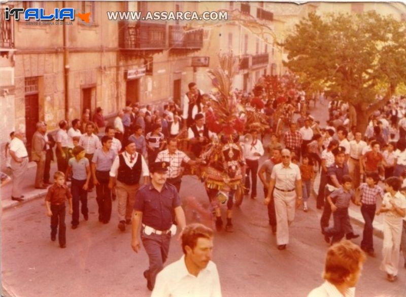 Sfilata in una processione estiva