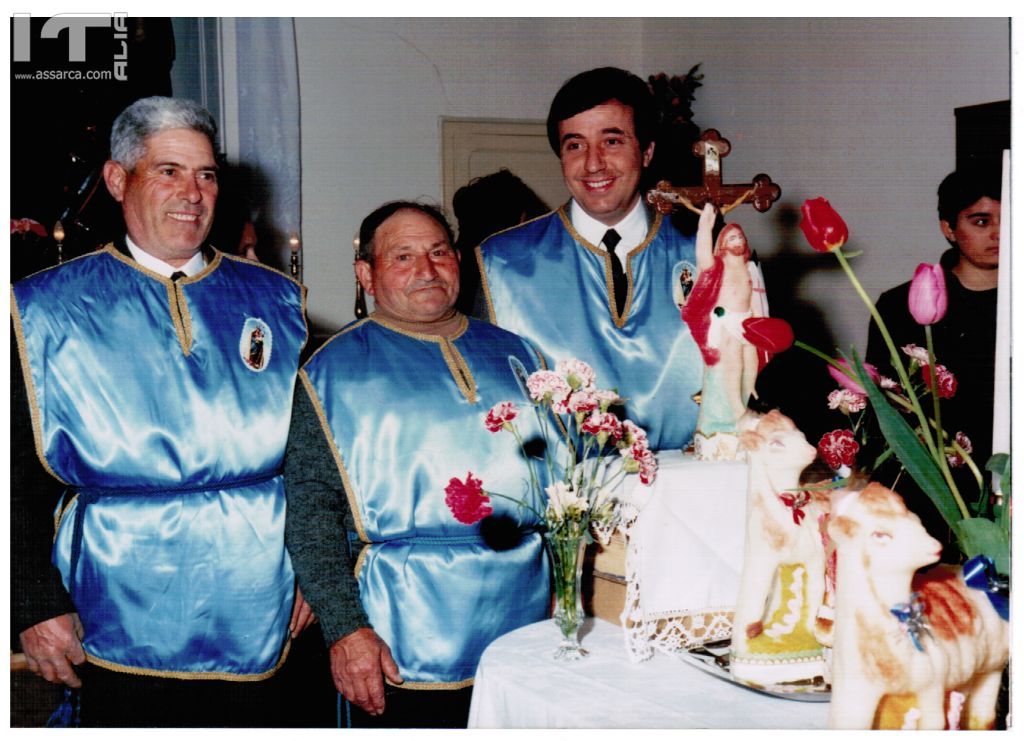 Tavolata della Confraternita  Madonna delle grazie anni 80.
Da sin. Bernardo Seragusa,Cocchiara Giuseppe e Il prof. Cucciardino.