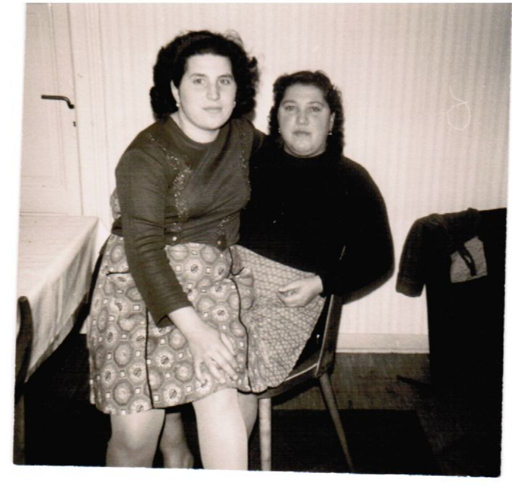 Mia mamma Cocchiara Concetta con mia zia Vincenzina Centanni.
Germania anni 70.