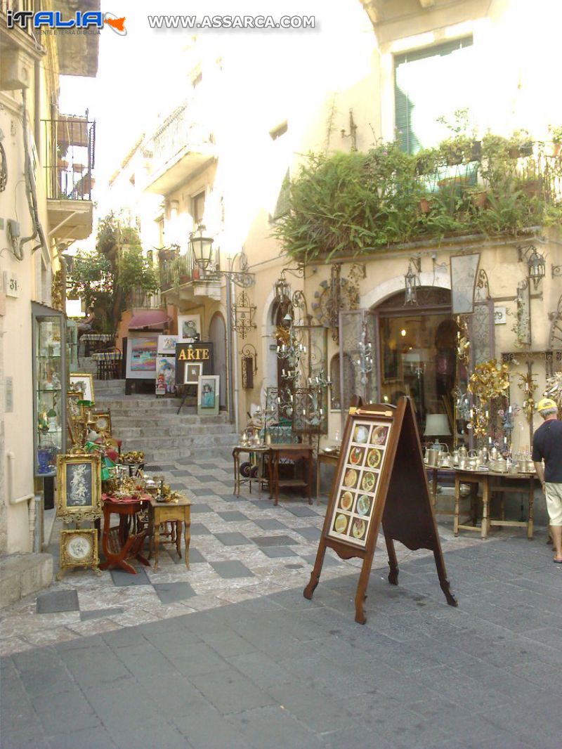 Agosto 2010 TAORMINA  vicolo del centro