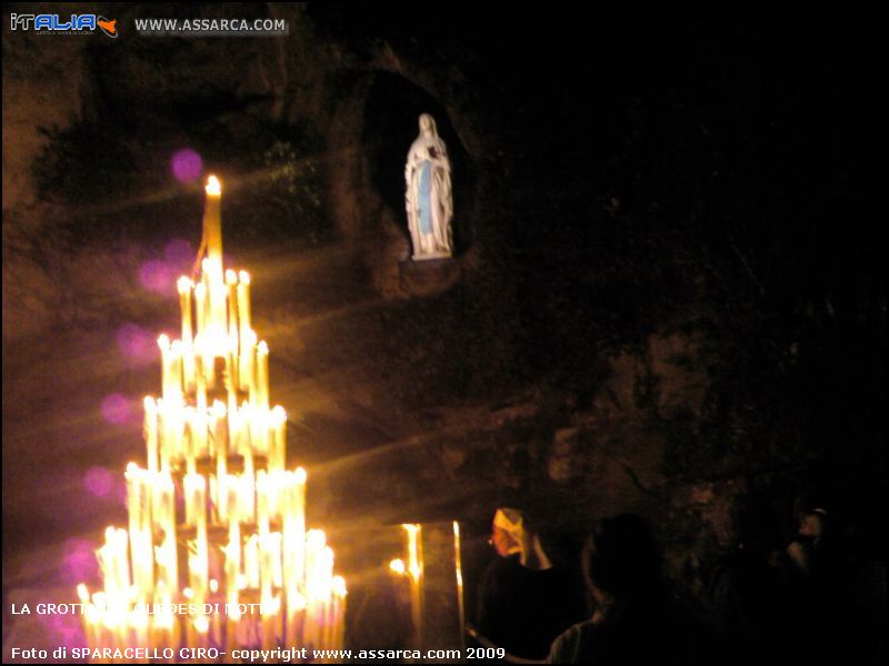 LA GROTTA DI LOURDES DI NOTTE