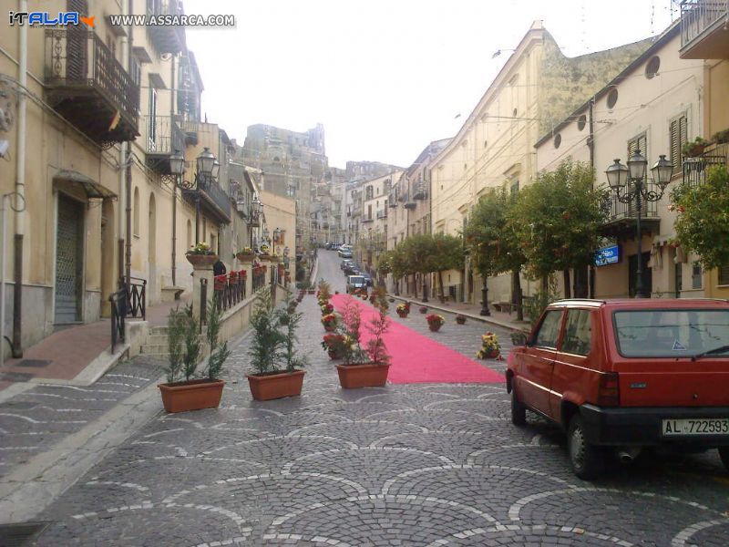 IL SALOTTO DI ALIA ARREDATO E CHIUSO AL TRAFFICO