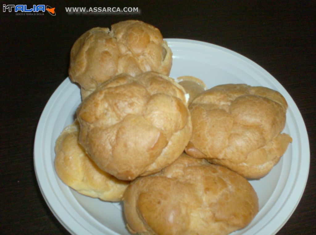 bignè fatti in casa e riempiti di ricotta.