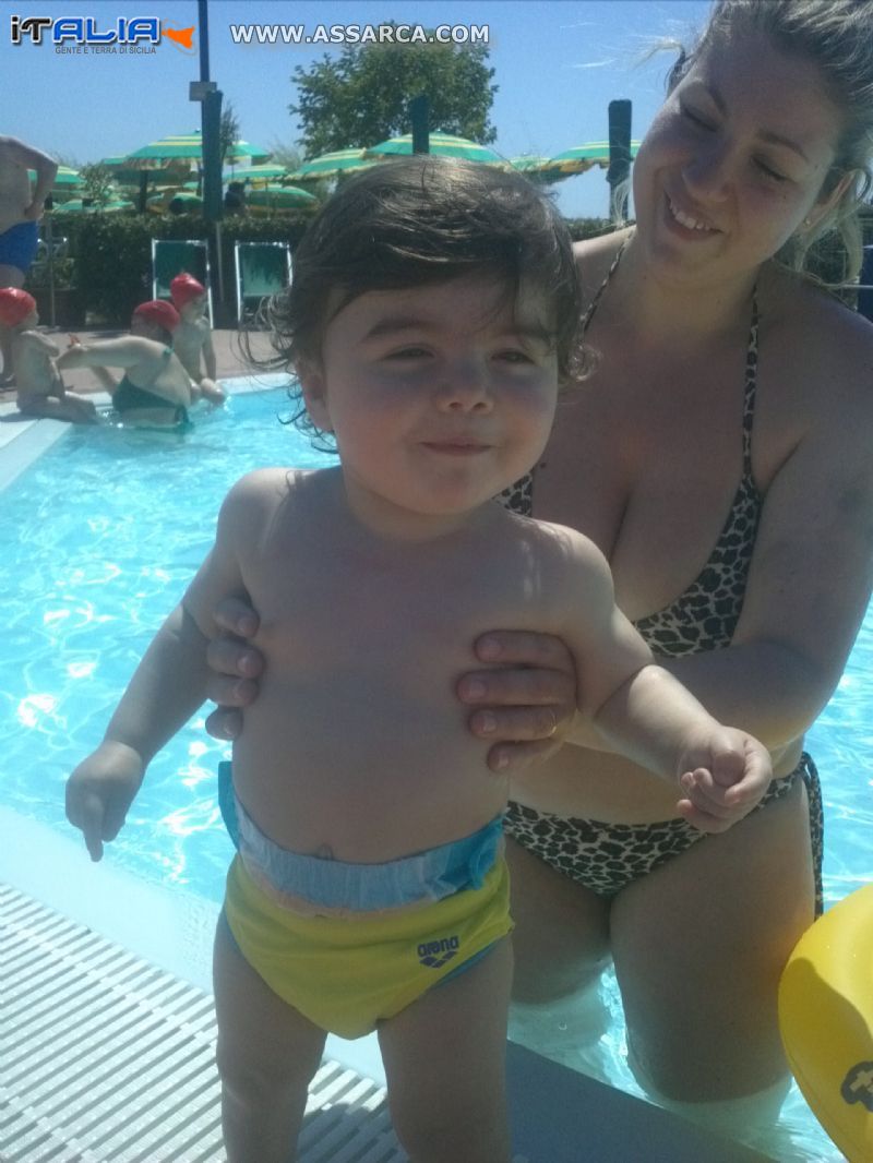 NIKOLAS IN PISCINA