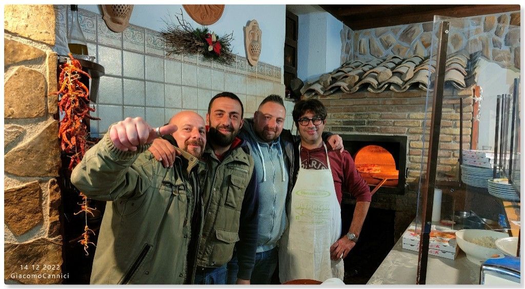 4 Amici in pizzeriada sx: Dario Iovino  Peppe Contiguglia  Giovanni Albergamo  Giovanni Leone.  Ragazzi ricordatelo sempre ! Una foto che non c  un ricordo che non c ! 