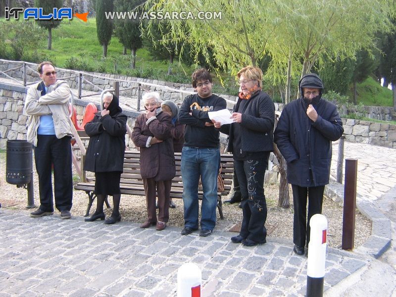 Davanti al monumento ai caduti