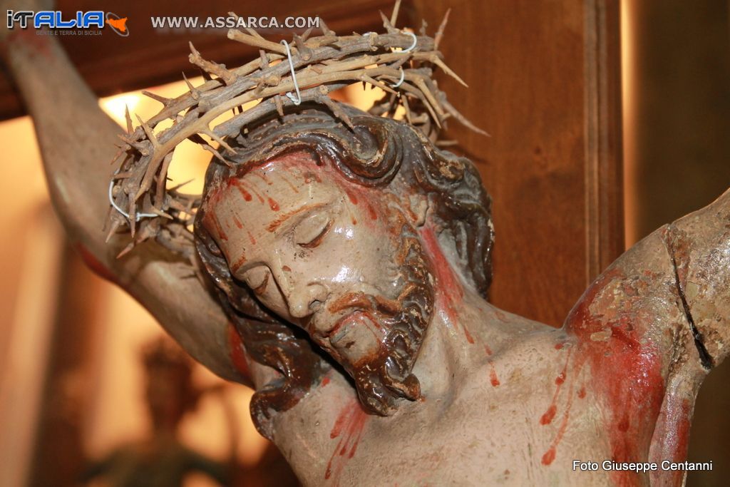 Crocifisso posto sull`altare della chiesa di San Giuseppe