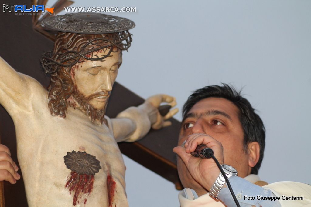 Padre Nino Vicari al Crocifisso di Marcatobianco