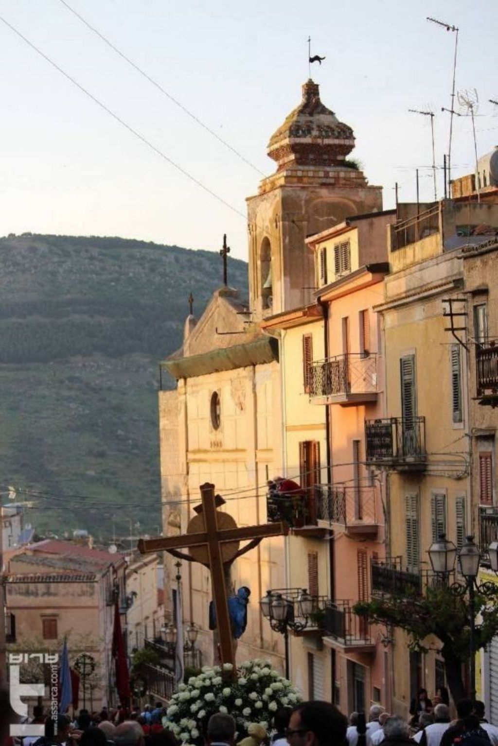 Passaggio della processione del SS. Crocifisso davanti la chiesa di Sant Anna