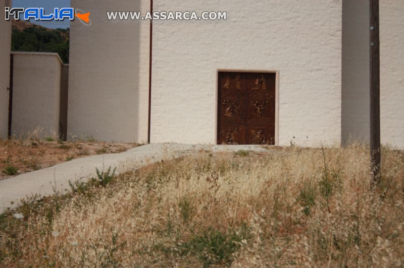 l`ingresso in bronzo della chiesa  chianchitelli