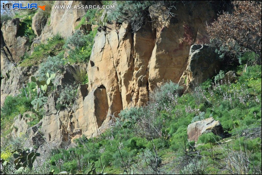 Grotta nei pressi di Montemaggiore Belsito