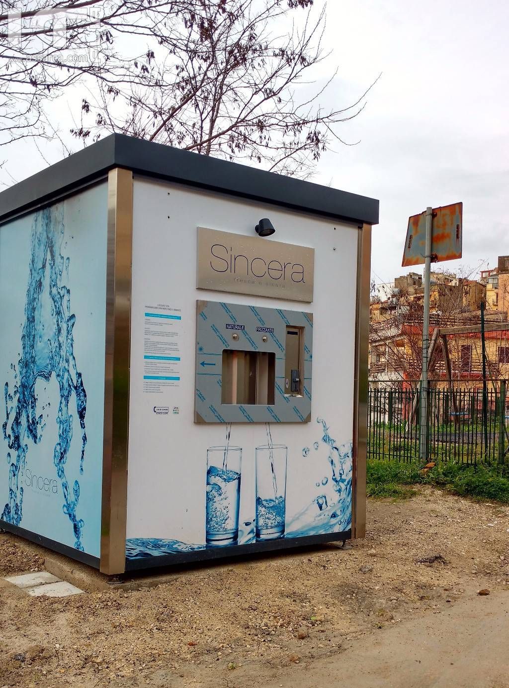 Distributore di acqua naturale e frizzante in via T.P. Miceli