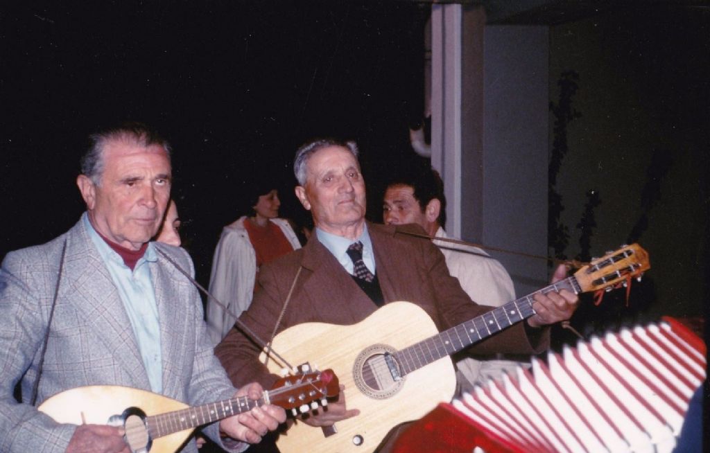 Un trio perfetto : Chitarra, mandolino e fisarmonica.......che musica