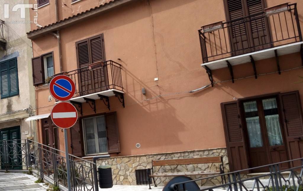 Via Croce di Pietra - Un segnale stradale fuori posto...