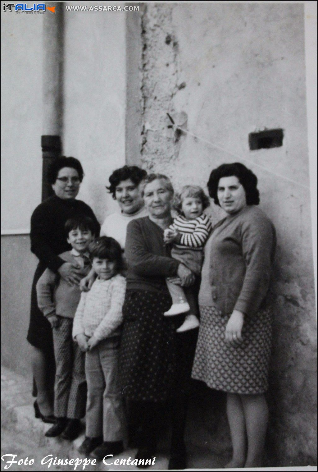 da sx Anna e Concetta Centanni,Angela Barcellona la piccola Angela Centanni e Concetta Cocchiara,
i piccoli da sx Mario Biondolillo e Giuseppe Centanni. Anno 1976  circa.
