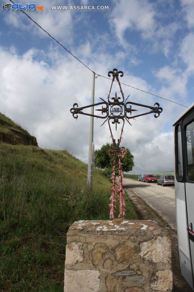 croce in ferro all`entrata del santuario di Belici