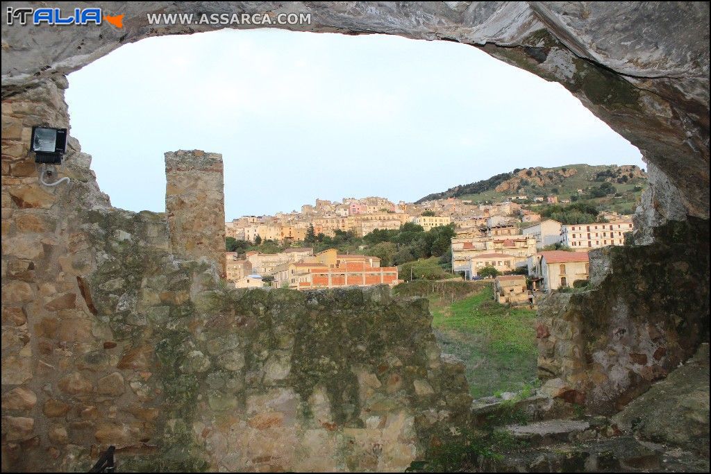 Alia dall`interno della grotta del cimitero vecchio,