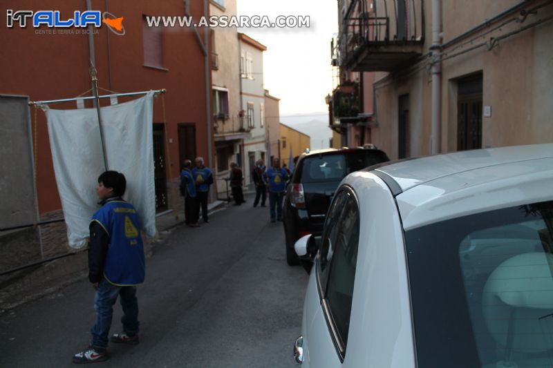 Processione del SS.Crocifisso tra le auto in sosta