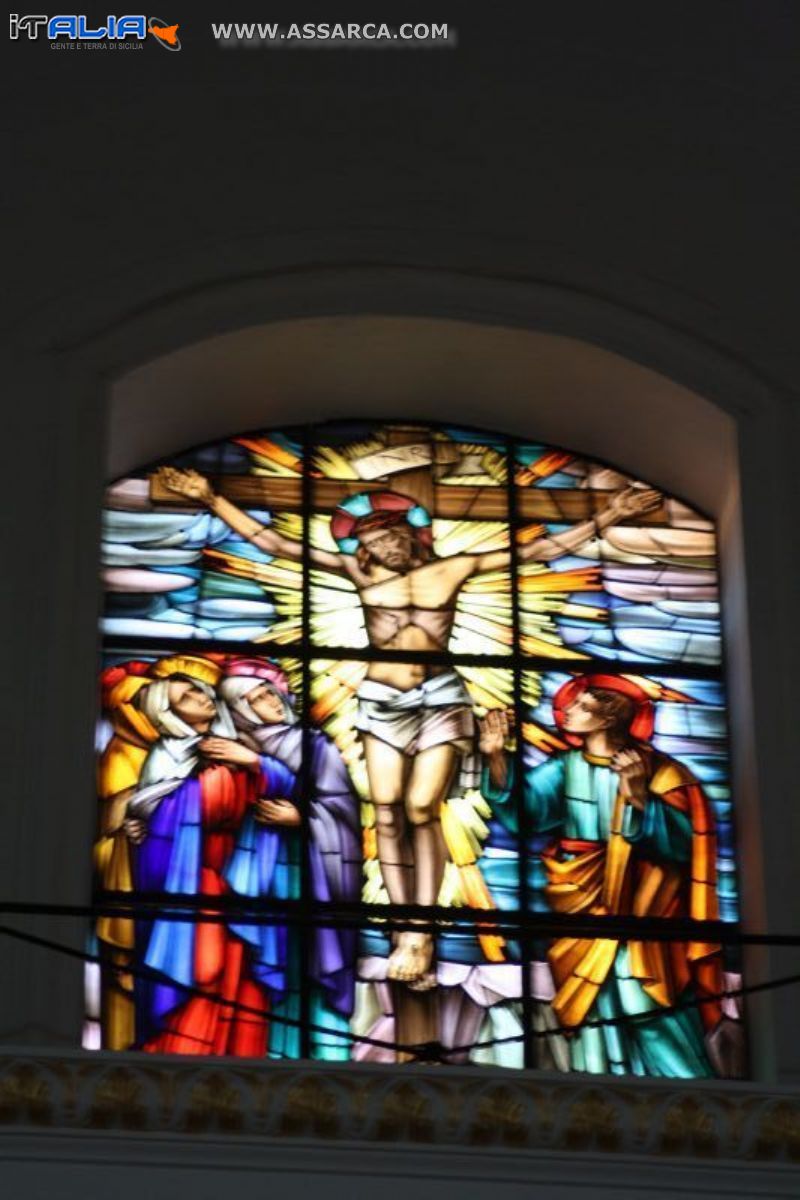 una delle tante vetrate della chiesa madre di Alia