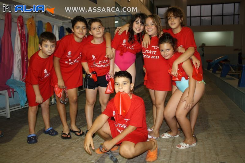 ragazzi al torneo in piscina