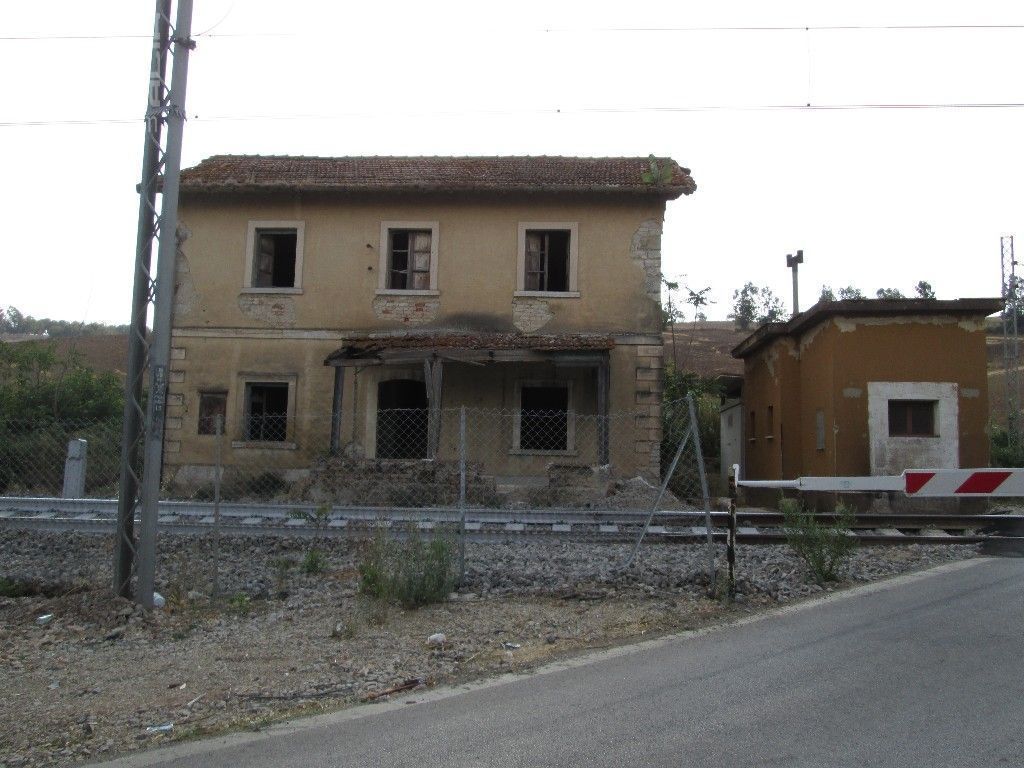 Il vecchio edificio abitato dall`addetto al passaggio a livello.