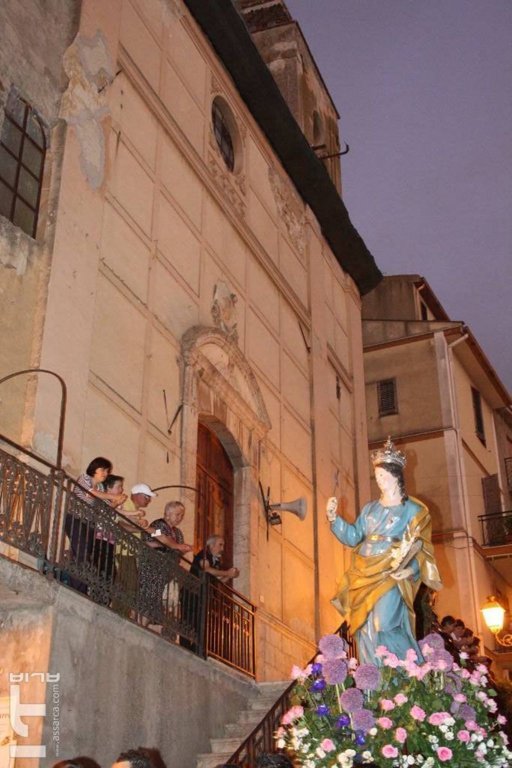 Passaggio davanti la chiesa di sant`Anna. Anno 2011