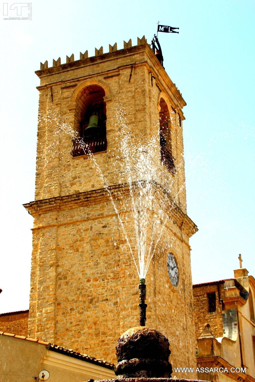 La famosa fontana e il campanile.