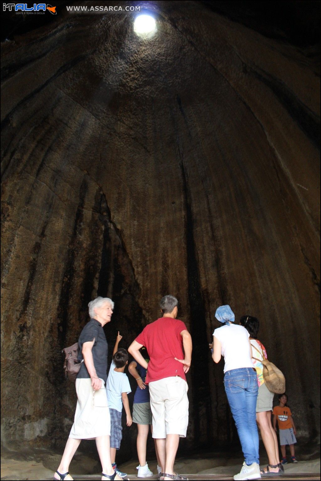 Turisti alle THOLOS DELLA GURFA