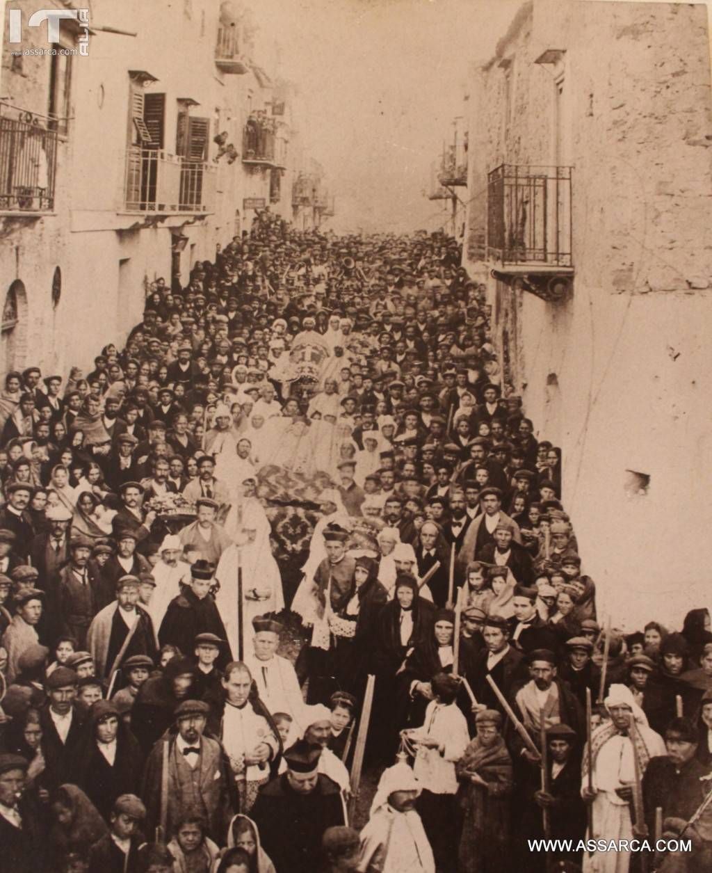 Corteo del Can. Rosolino Costanza di Alia,
22 Marzo 1908. Foto Vincenzo Cordova, fonte museo della fotografia di  Alia.
