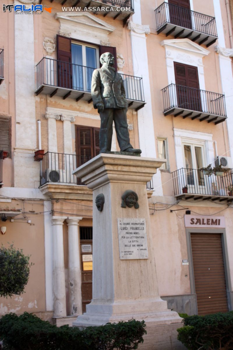 La statua di Luigi Pirandello