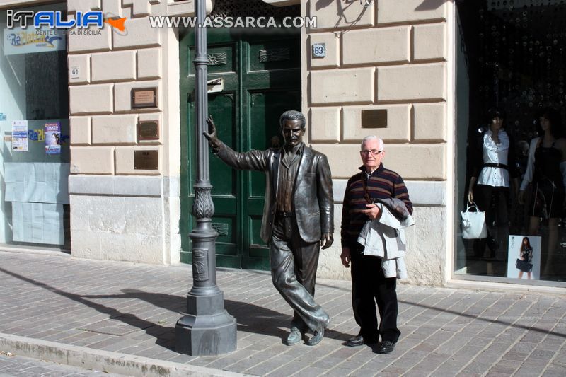 Insieme alla statua del Commissario Montalbano