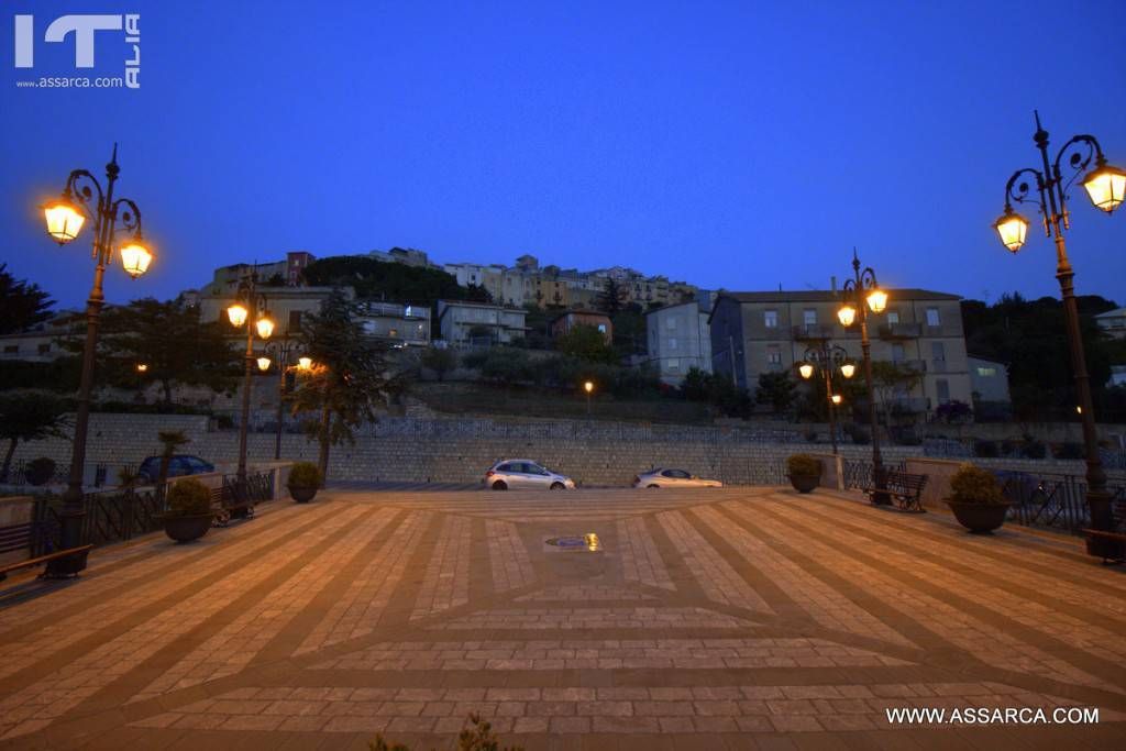 La nuova piazzetta del bel vedere all`imbrunire.