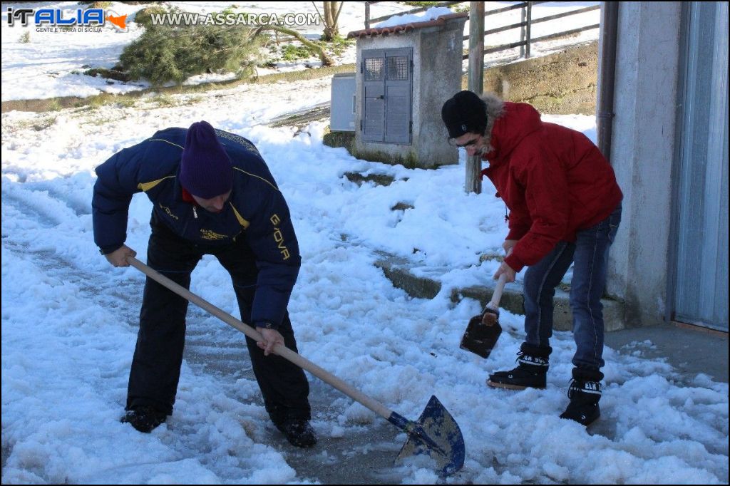 Via Calvario... cittadini al lavoro per uscire di casa