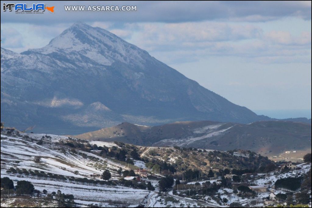 Monte Eurako sullo sfondo