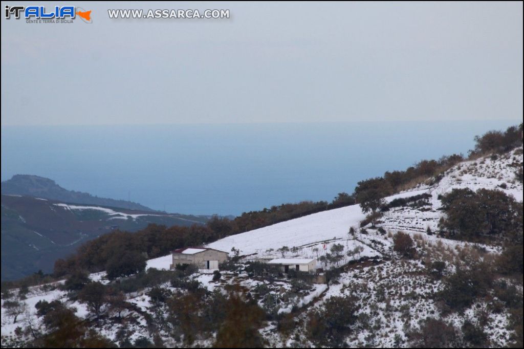 Sullo sfondo il mare