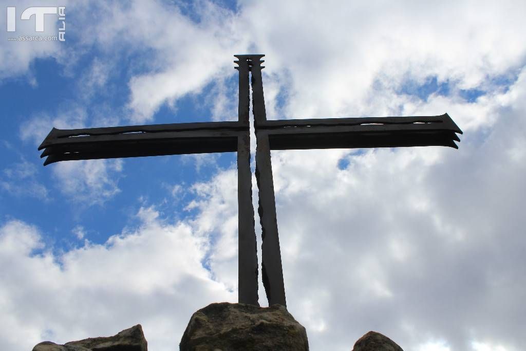la croce posta sul monte Roxiura